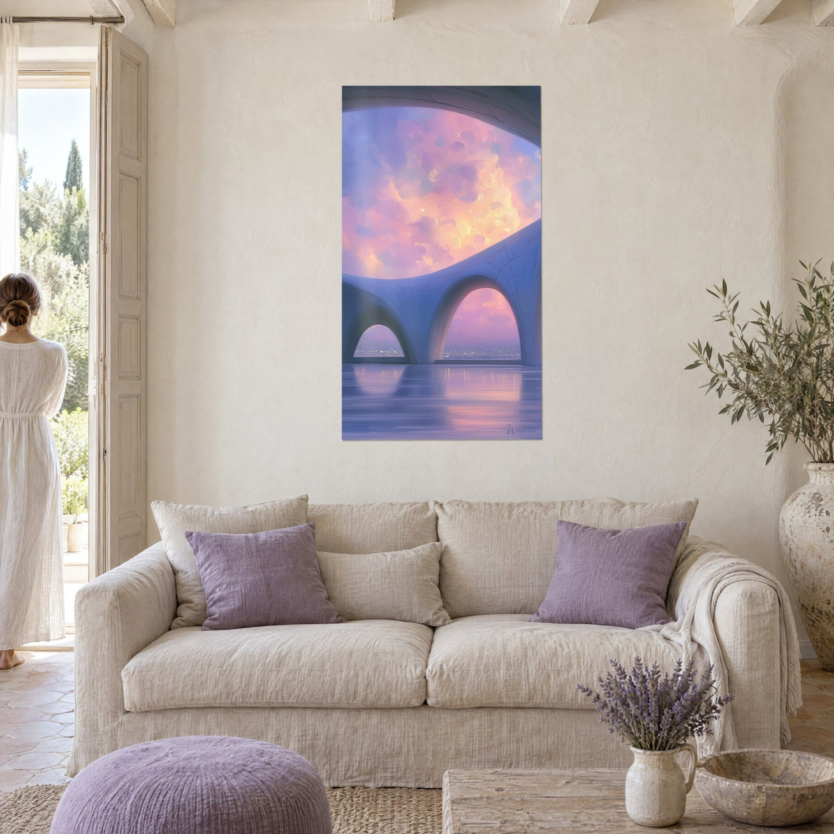 Schilderij monumentale bogen in lavendel onder een perzik- en roze hemel, gladde waterspiegelingen, boven een bank in een lichte woonkamer