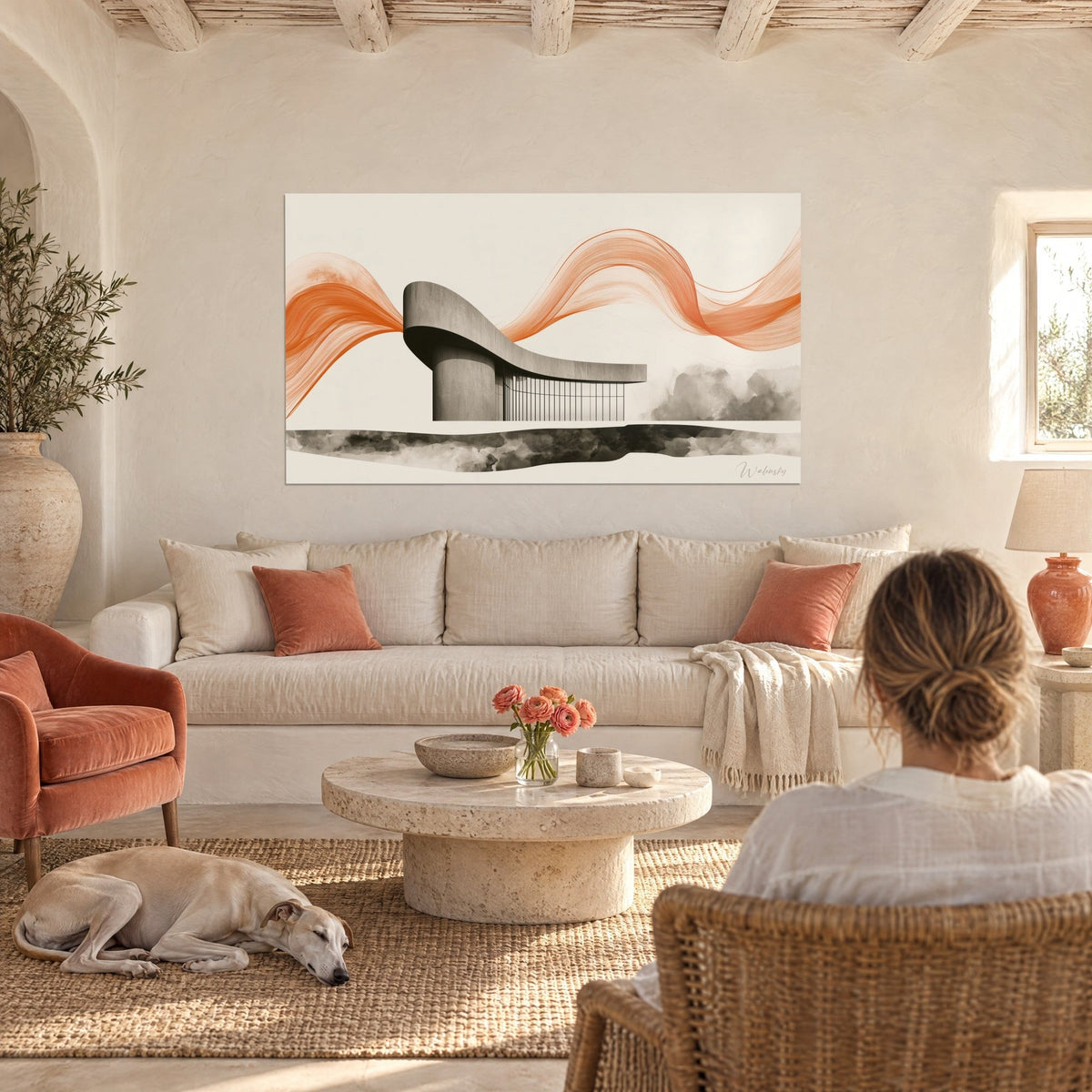Gemälde Betonbau in Grau unter einem geschwungenen orangefarbenen Band, cremefarbener Hintergrund, über einem Sofa in einem hellen Wohnzimmer
