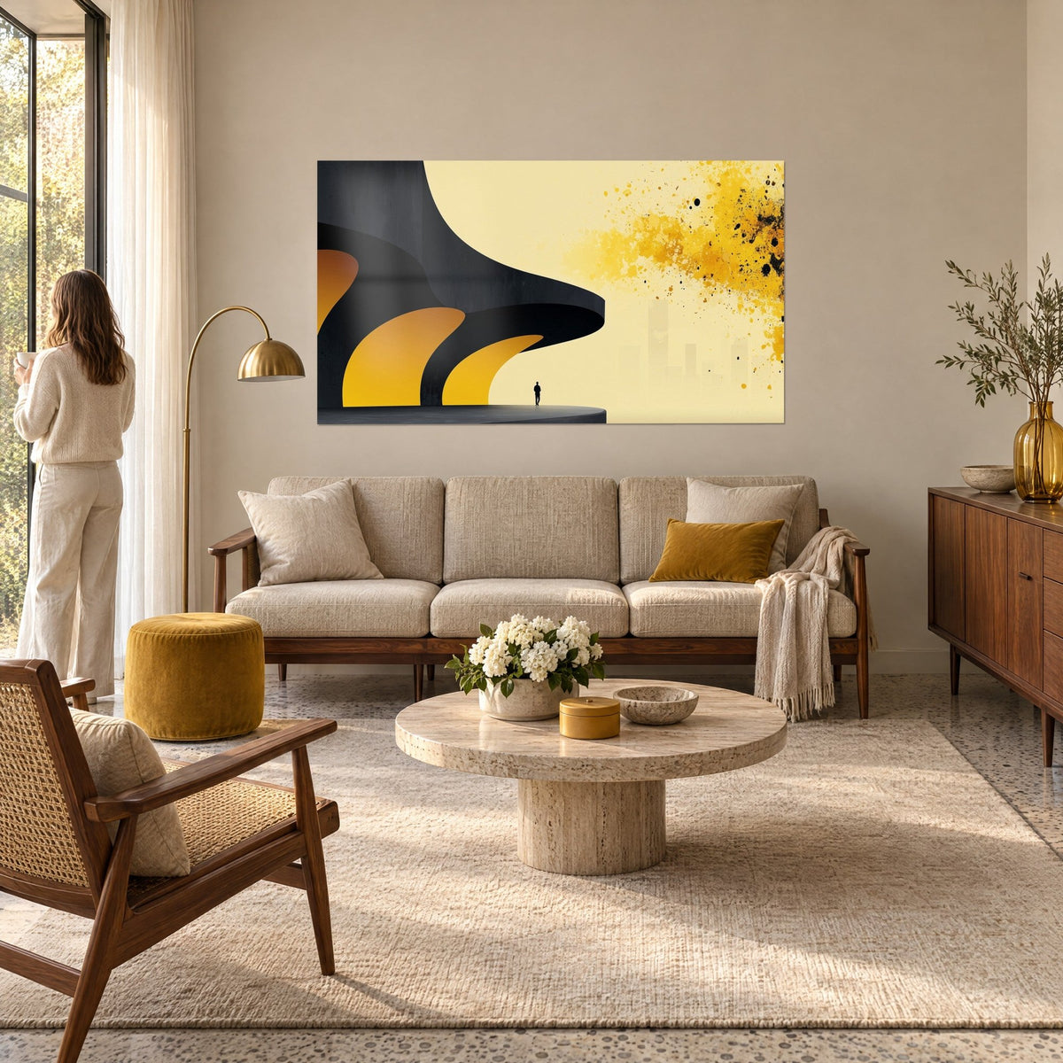 Tableau structure de béton noir aux voûtes ocre et silhouette minuscule sur éclaboussures jaunes, au-dessus d'un canapé dans un salon lumineux