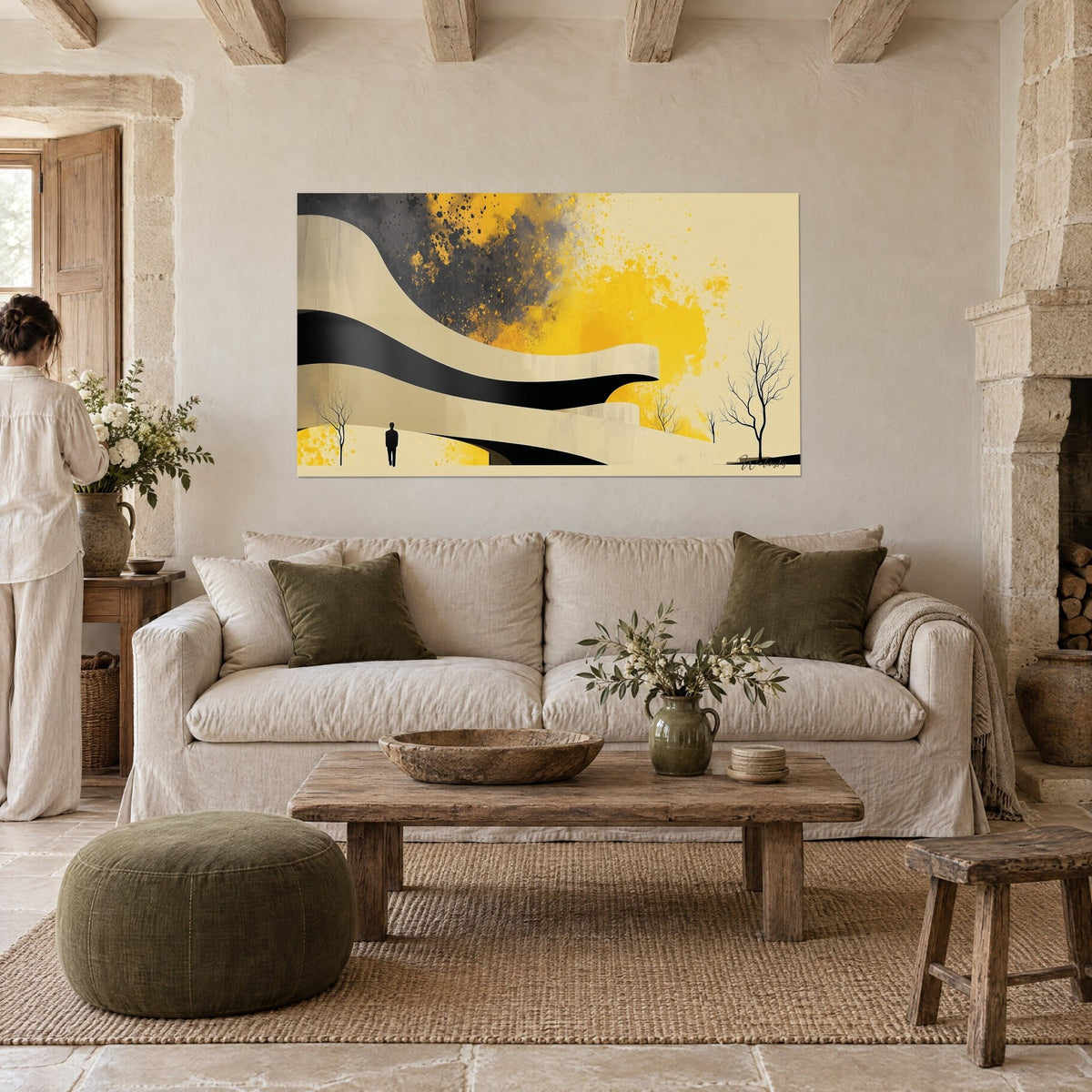 Gemälde Silhouette in Schwarz vor ockerfarbenen Kurven und einer safrangelben Wolke, Frau von hinten, über einem Sofa in einem hellen Wohnzimmer