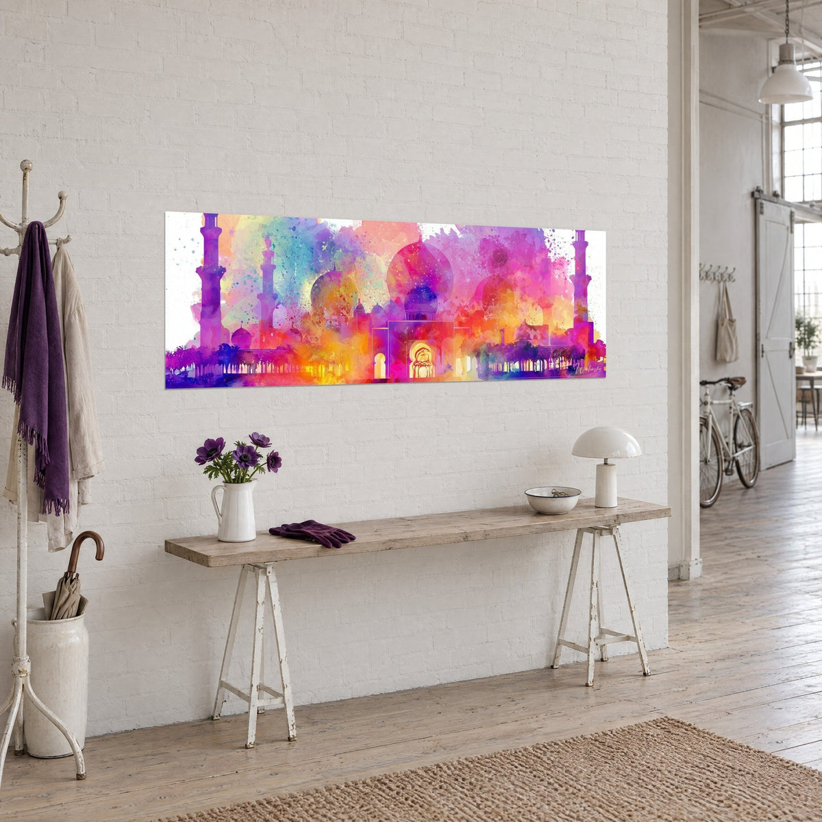 Tableau sanctuaire oriental en aquarelle magenta et ambre, arche dorée centrale, sur un mur blanc au-dessus d'une console