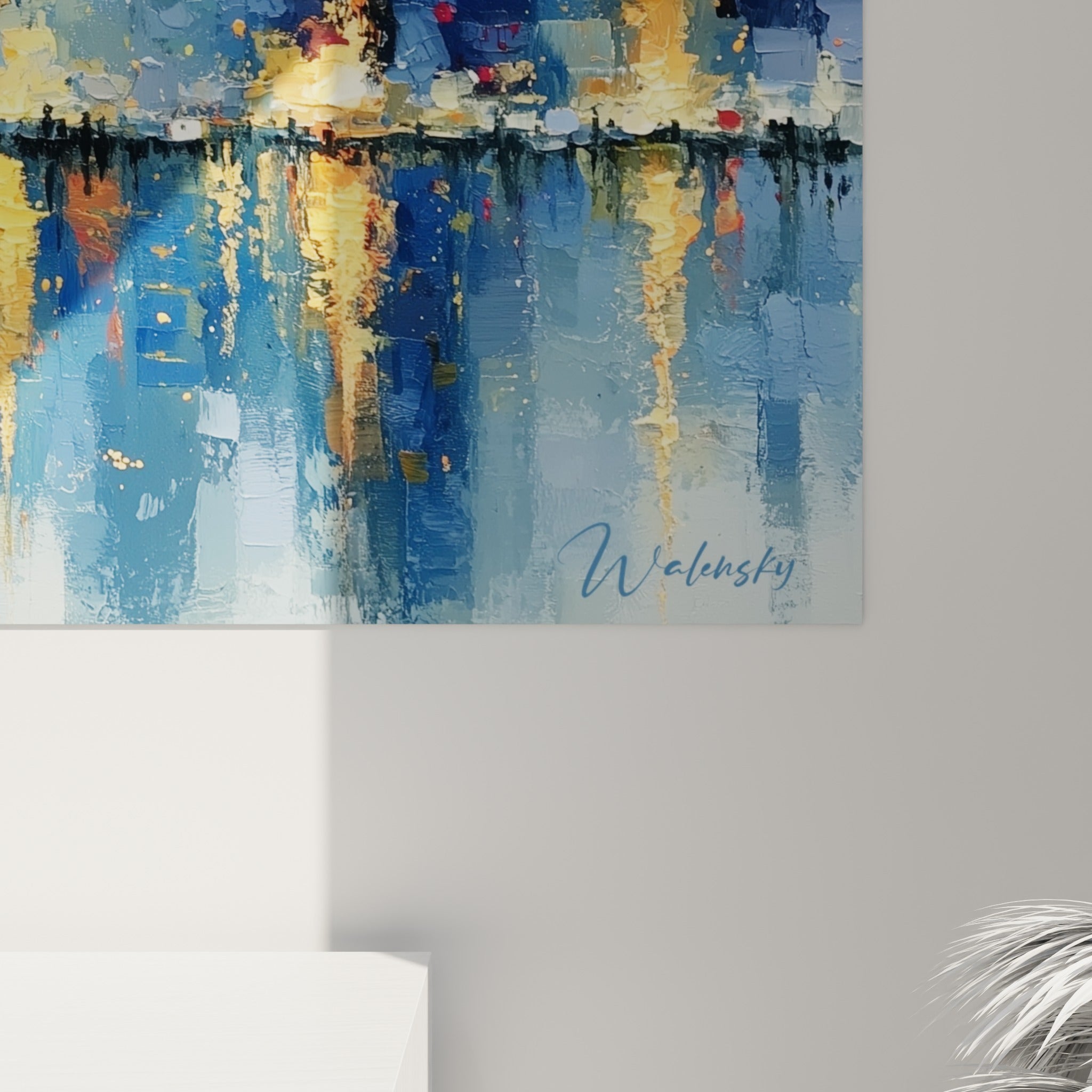 Empâtements de peinture bleu marine et doré, matière épaisse et coulures formant les contours d'une ville nocturne