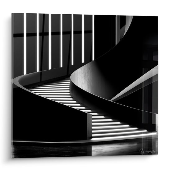 Escalier en spirale noir et blanc, courbes lumineuses et lignes verticales architecturales