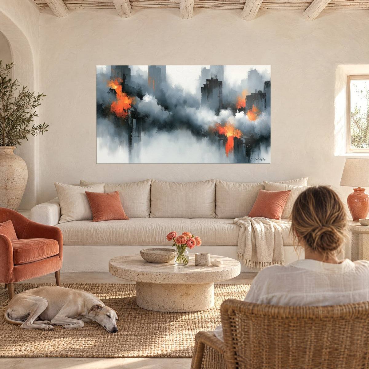 Tableau silhouettes de tours anthracite embrasées d'orange, brume blanche et grise, au-dessus d'un canapé dans un salon lumineux