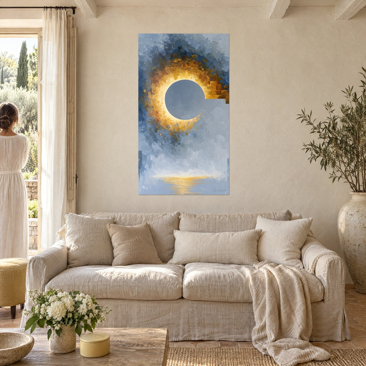 Quadro con un'eclissi dorata che cinge un disco grigio ardesia, tocchi di ocra e blu, sopra un divano in un soggiorno luminoso