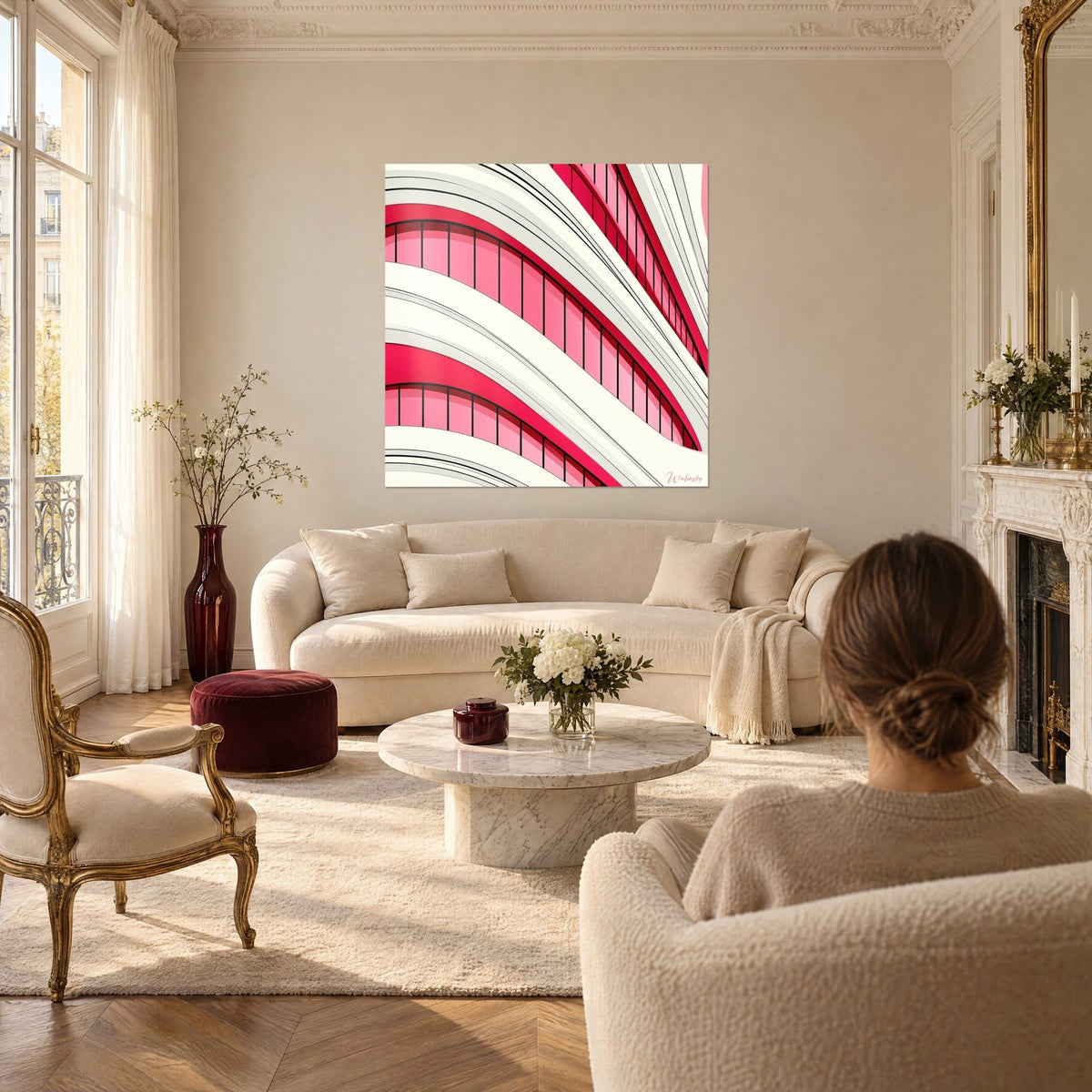Tableau façade incurvée aux bandes rose bonbon et blanc crème, deux personnes de dos, au-dessus d'un canapé dans un salon lumineux