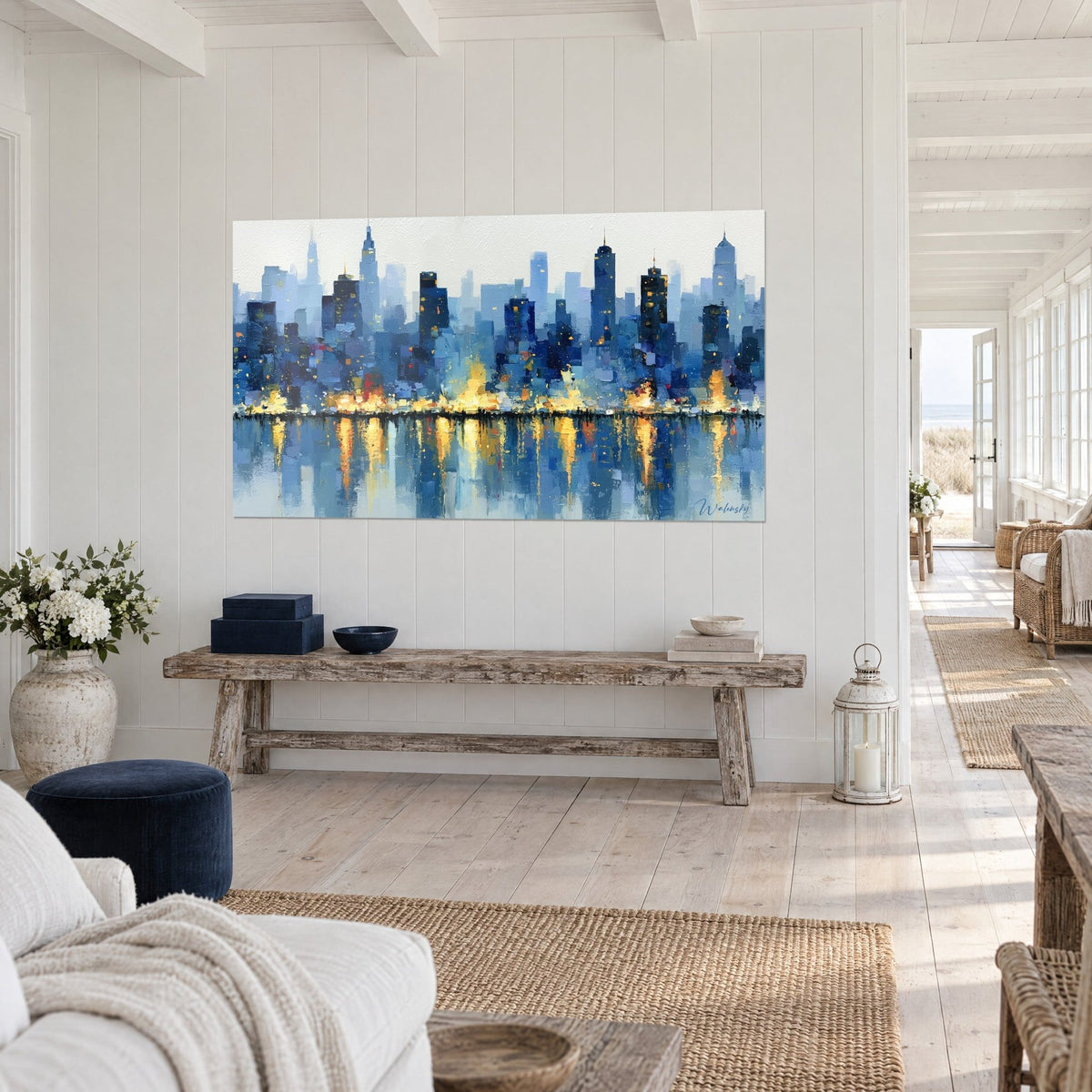 Tableau silhouette de ville en touches de couteau indigo et ocre, sur un mur blanc planchéié, vue de trois-quarts, maison de bord de mer