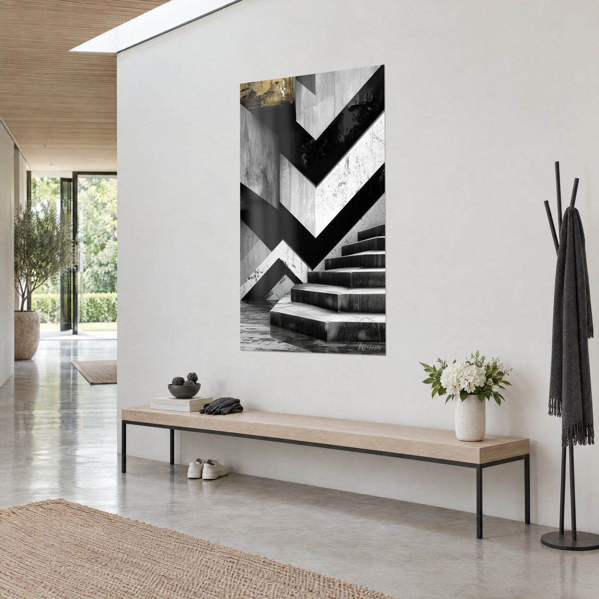 Tableau marches anthracite et chevrons blancs aux éclats d'or, vue de trois-quarts, banc en bois et bouquet blanc, entrée d'architecte