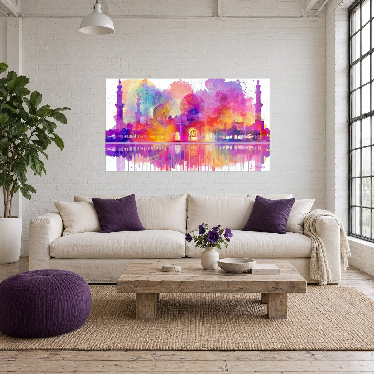 Gemälde Moschee mit violetten Minaretten, goldenen Kuppeln und rosa Spiegelungen auf dem Wasser, über einem Sofa in einem hellen Wohnzimmer