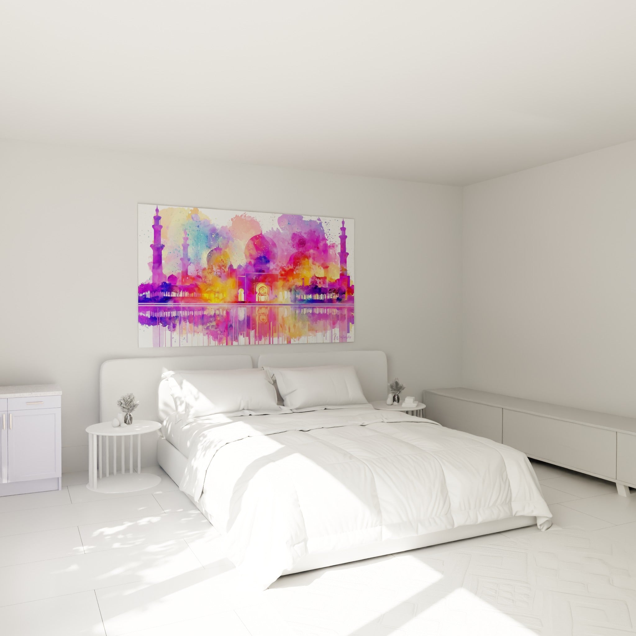 Minarets violets et dômes dorés en aquarelle éclatée, accrochés au-dessus d'un lit dans une chambre claire