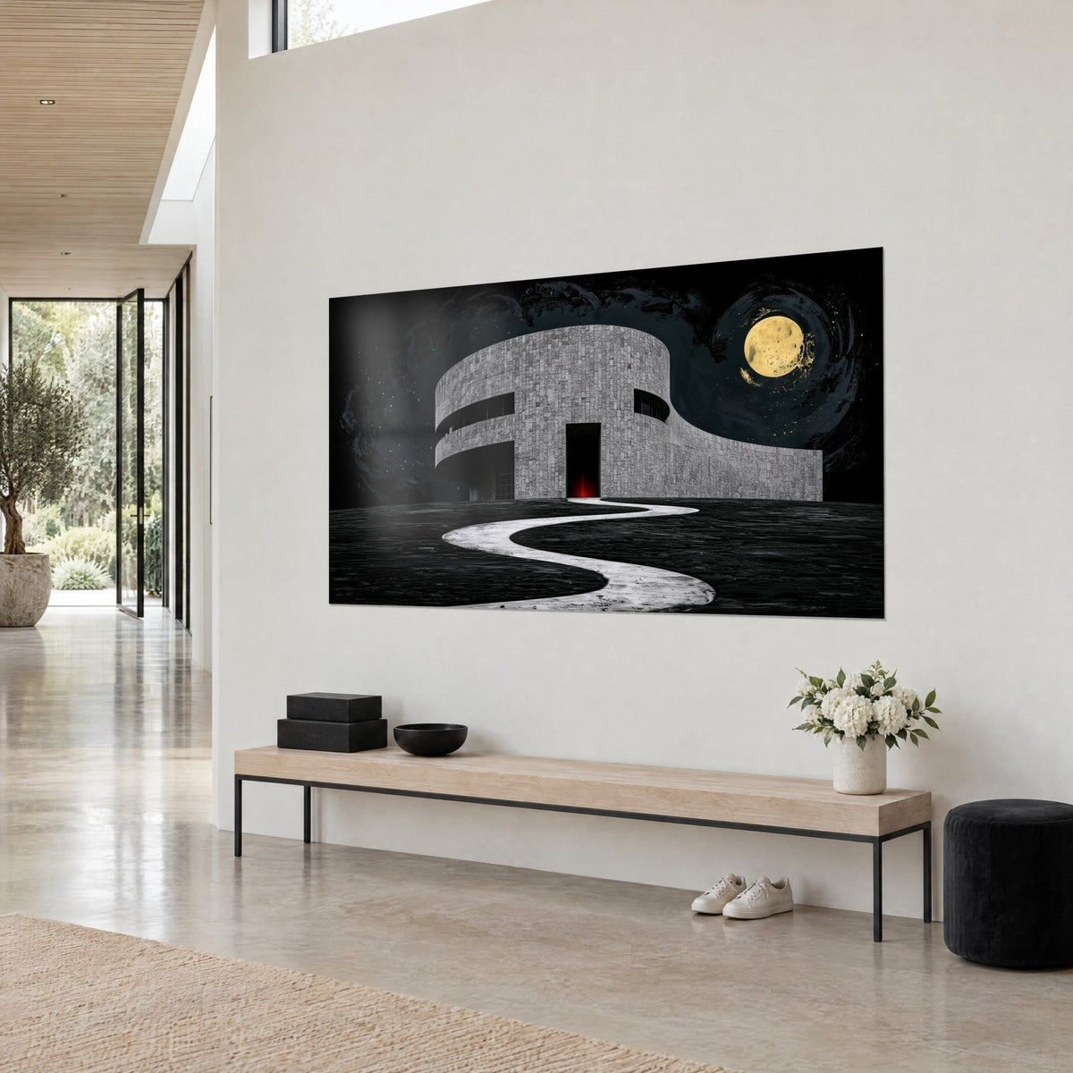 Cuadro de un edificio curvo de mampostería gris sobre un cielo negro arremolinado, luna amarilla y puerta roja oscura, pared blanca, banco de madera