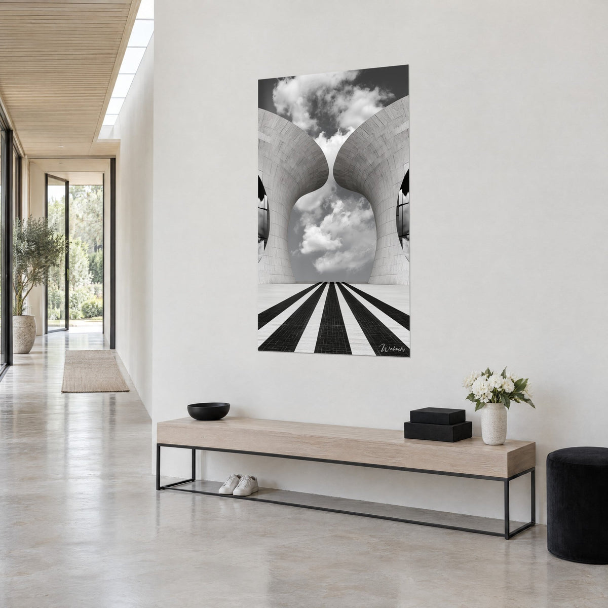 Schilderij surrealistische architectuur in zwart en grijs, twee gebogen bogen die elkaar raken en een gestreepte laan, witte muur van een lichtrijke gang