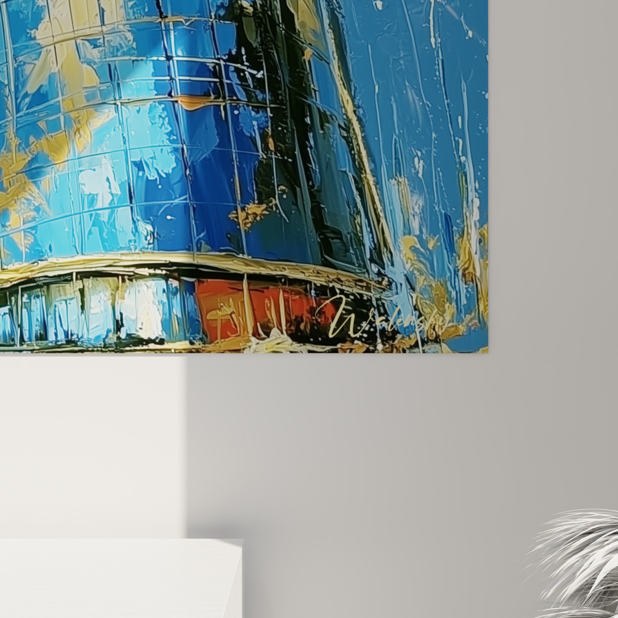 Empâtements dorés et bleu marine sur la matière picturale, coulures et grain visibles sur la façade peinte