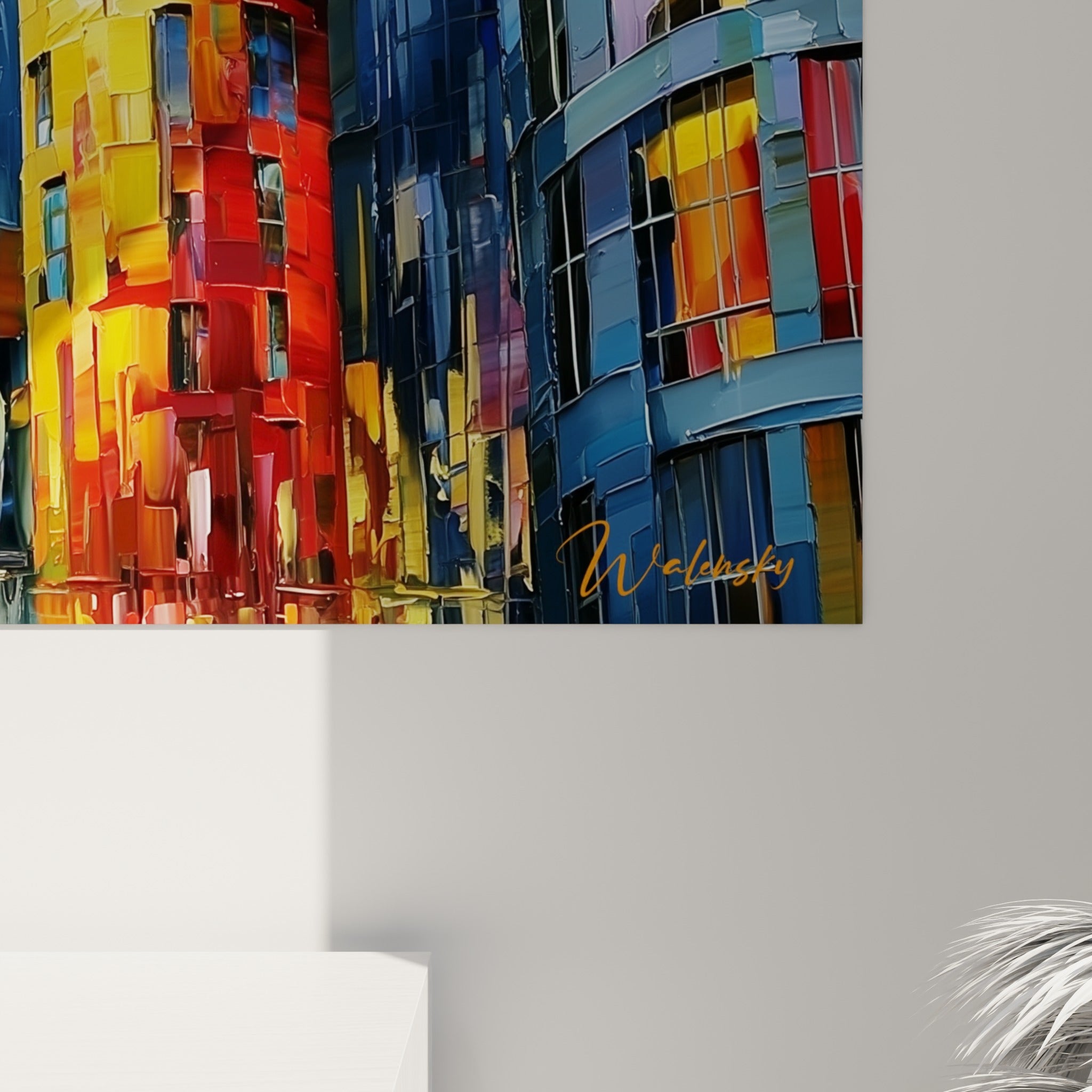 Empâtements épais et coulures dorées visibles sur ce tableau architecture abstraite aux teintes rouge et bleu marine