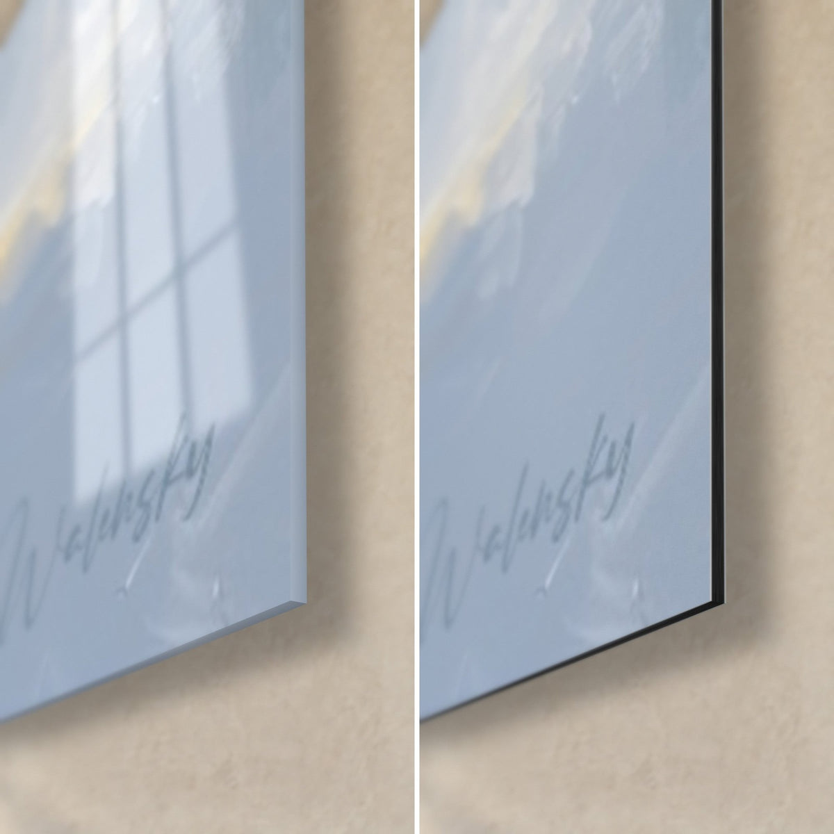 Quadro con eclissi in oro e blu ardesia, angolo in basso a destra: vetro acrilico lucido a sinistra, Dibond nero opaco a destra, bordo da 3 mm