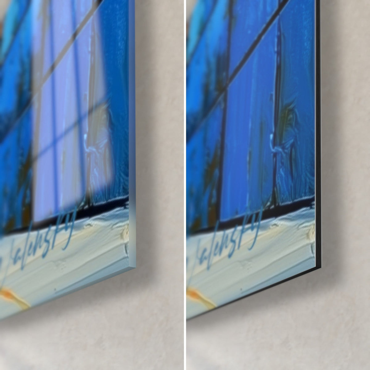 Schilderij van een gebogen kobaltblauwe gevel, rechteronderhoek in glanzend glas en mat Dibond, 3 mm dikte en handtekening zichtbaar