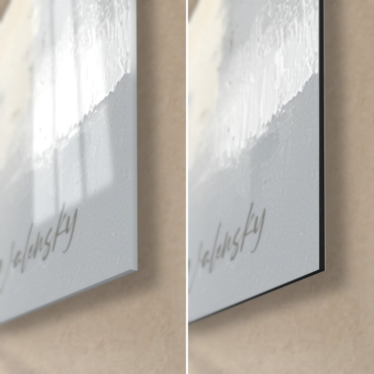 Tableau bâtiments abstraits en pâte blanche et ocre, coin bas droit signé Walensky, verre brillant reflets et Dibond mat gris