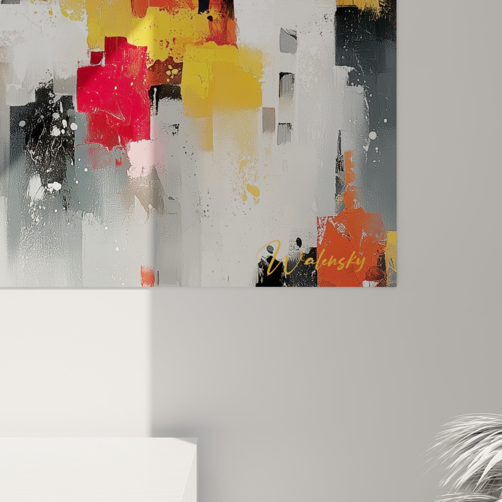 Empâtements de peinture rouge, doré et gris révélant la matière épaisse de cette œuvre urbaine