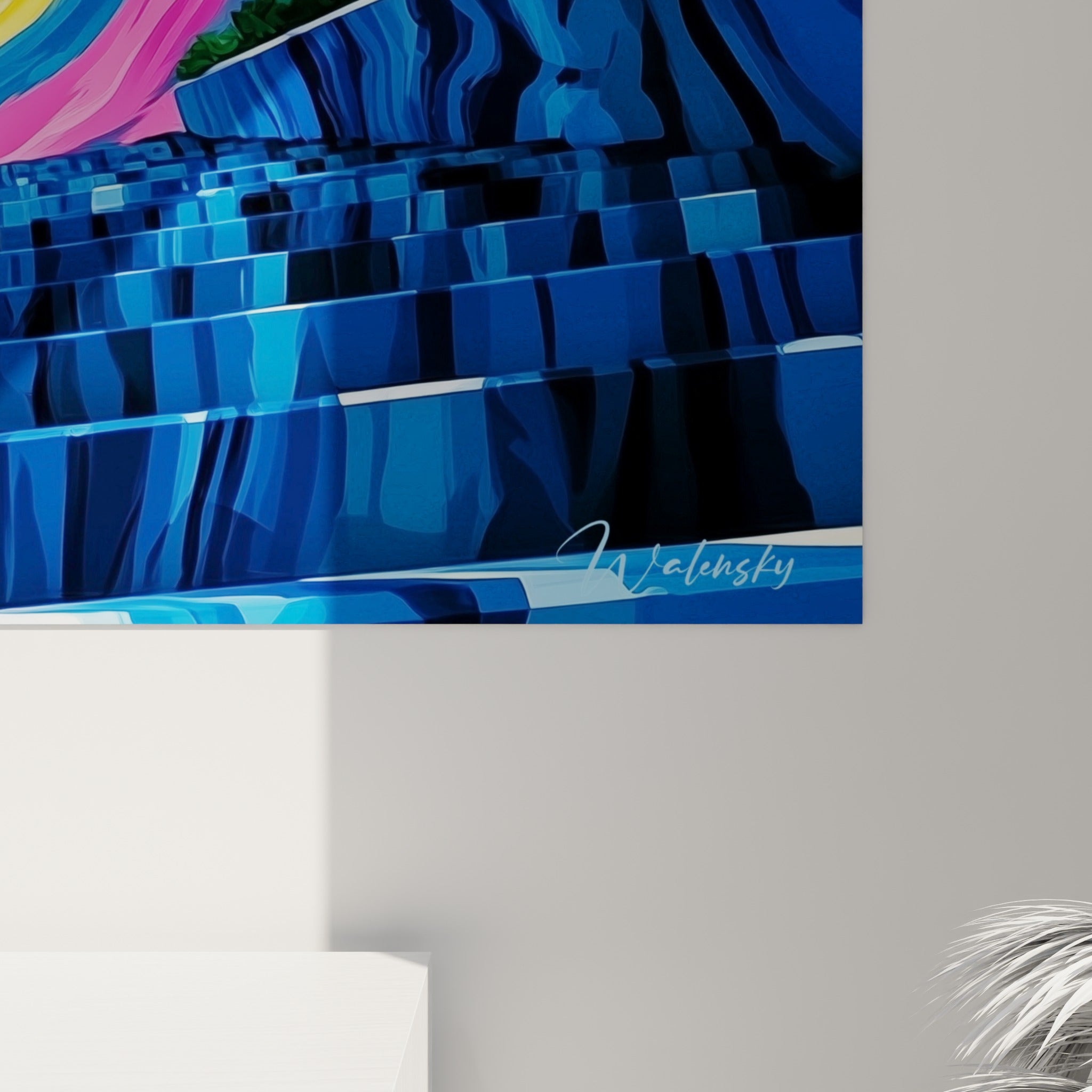 Empâtements de peinture bleu marine, jaune doré et rose vif visibles sur la matière de ce tableau architecture abstraite accroché