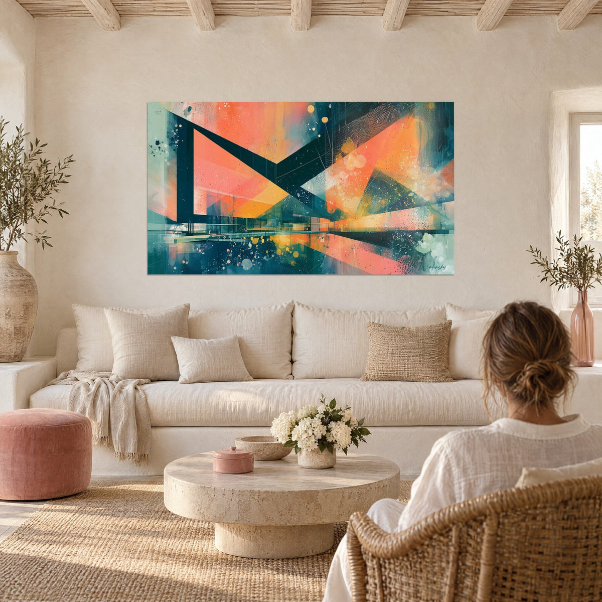 Tableau perspective géométrique corail et bleu marine, éclaboussures dorées, vue de dos, au-dessus d'un canapé dans un salon lumineux