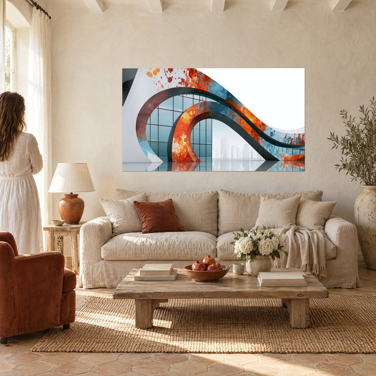 Tableau arche courbe orange et turquoise sur grande baie vitrée, éclaboussures de peinture, au-dessus d'un canapé dans un salon lumineux