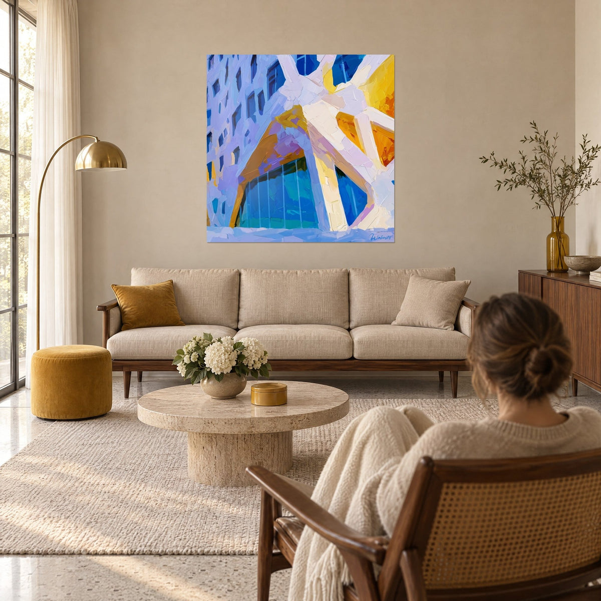 Schilderij glazen gevel met lavendel- en gouden bogen, kobaltblauwe paletmesstrepen, vrouw van achteren, boven een bank in een lichte woonkamer