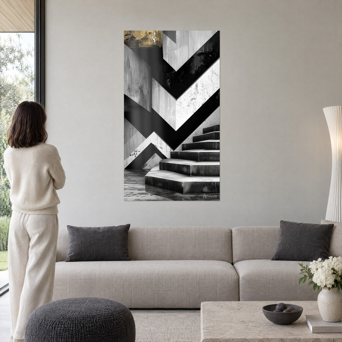 Tableau escalier de béton aux chevrons noirs et blancs, reflet doré en haut, une femme de dos au-dessus d'un canapé dans un salon lumineux