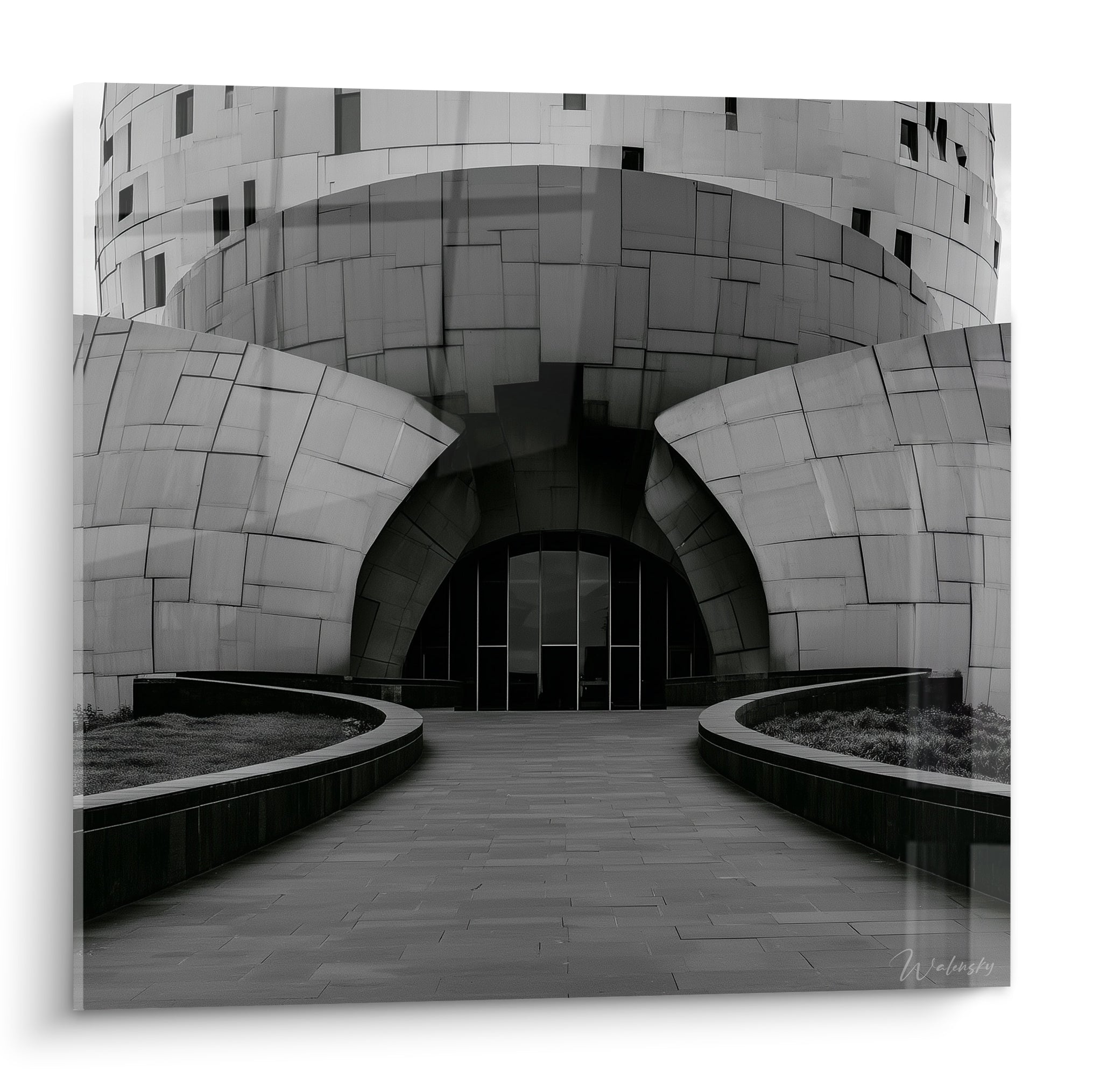 Architecture futuriste en gris anthracite et noir, façade courbée aux panneaux métalliques texturés