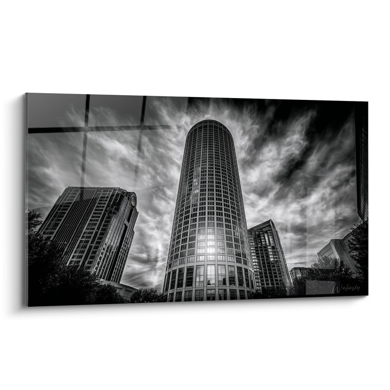 Schwarzweiß-Wolkenkratzer mit dramatischen Wolken - Höhenangst Stadtbild - Architektur Edition