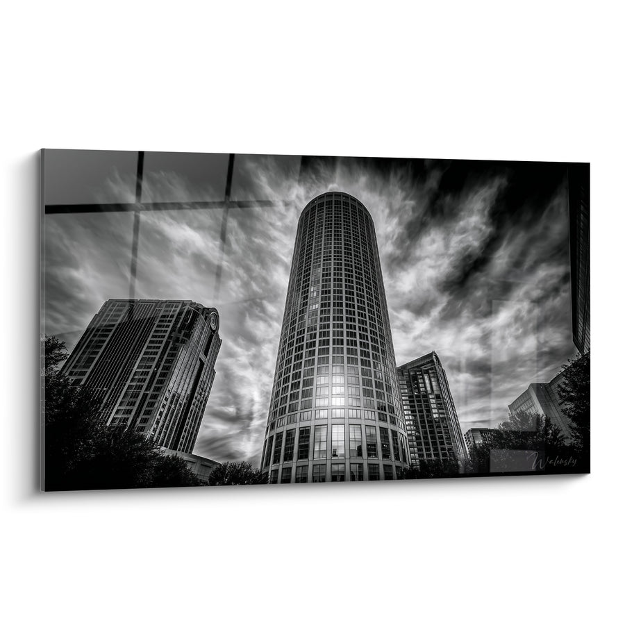 Schwarzweiß-Wolkenkratzer mit dramatischen Wolken - Höhenangst Stadtbild - Architektur Edition