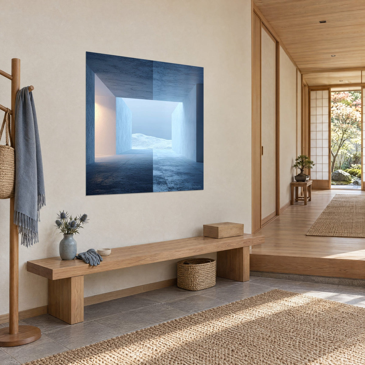 Tableau passage monolithique aux parois bleu acier et crème orangé, dune blanche au fond, vue de trois-quarts dans l'entrée