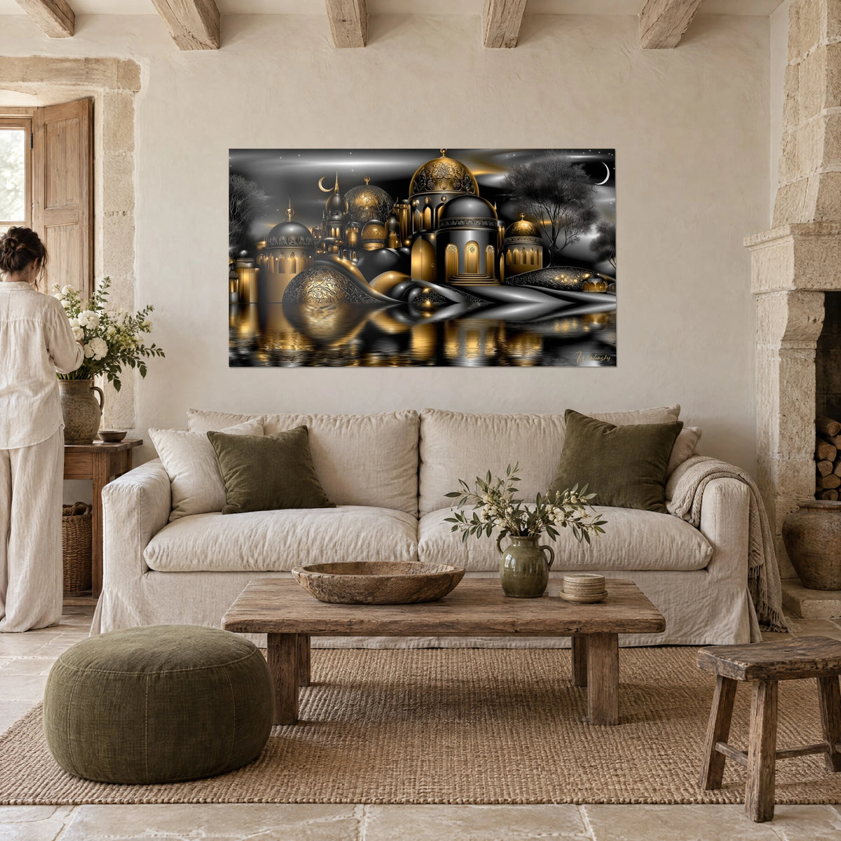 Quadro città orientale con cupole dorate e nere su un lago specchiante, vista di spalle sopra un divano in un soggiorno luminoso
