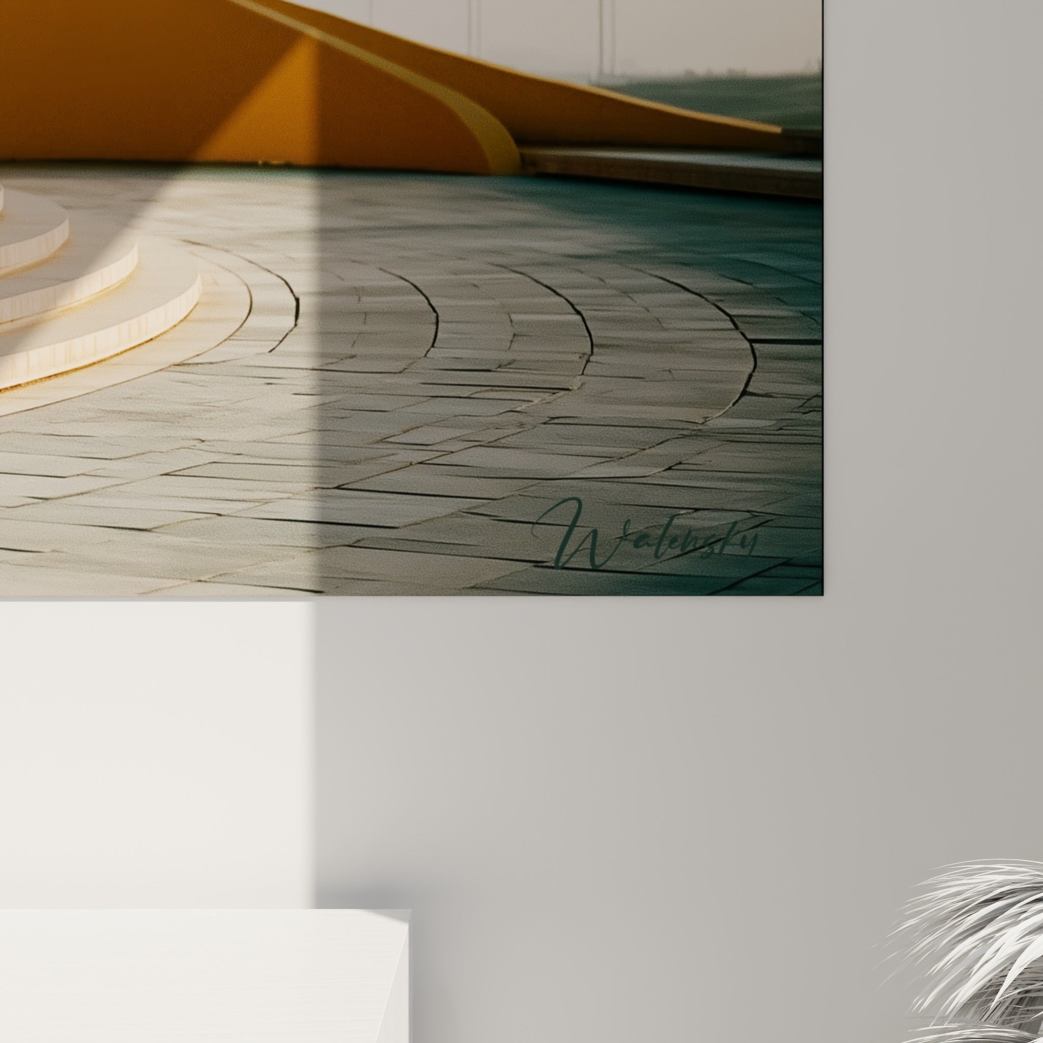 Grain de l'impression révélant les nuances d'ocre et de beige du mur incurvé, texture mate et lumineuse