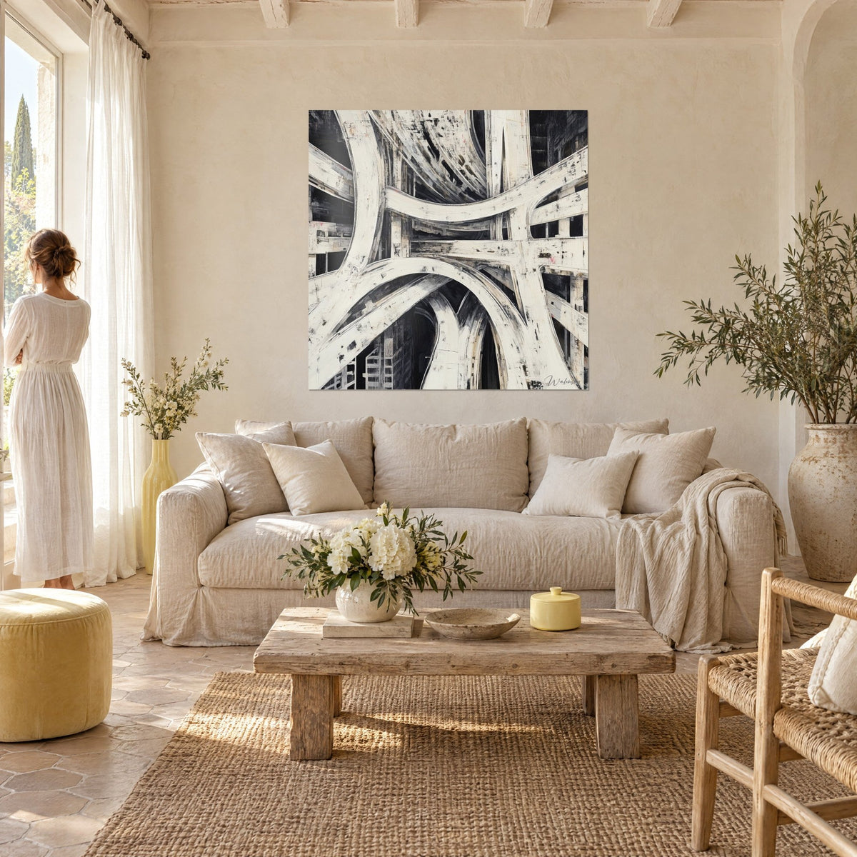 Tableau échangeur autoroutier en bretelles blanc crème sur fond noir charbon, coups de brosse épais, au-dessus d'un canapé dans un salon lumineux