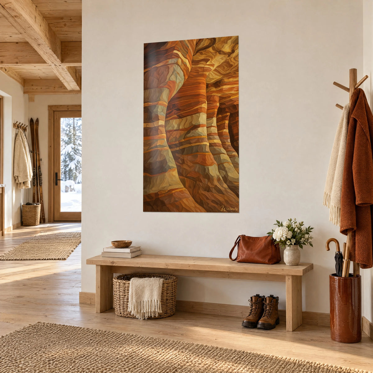 Tableau canyon de roche rayée orange brûlé et beige sable, bandes courbes en relief, dans l'entrée d'un chalet en bois