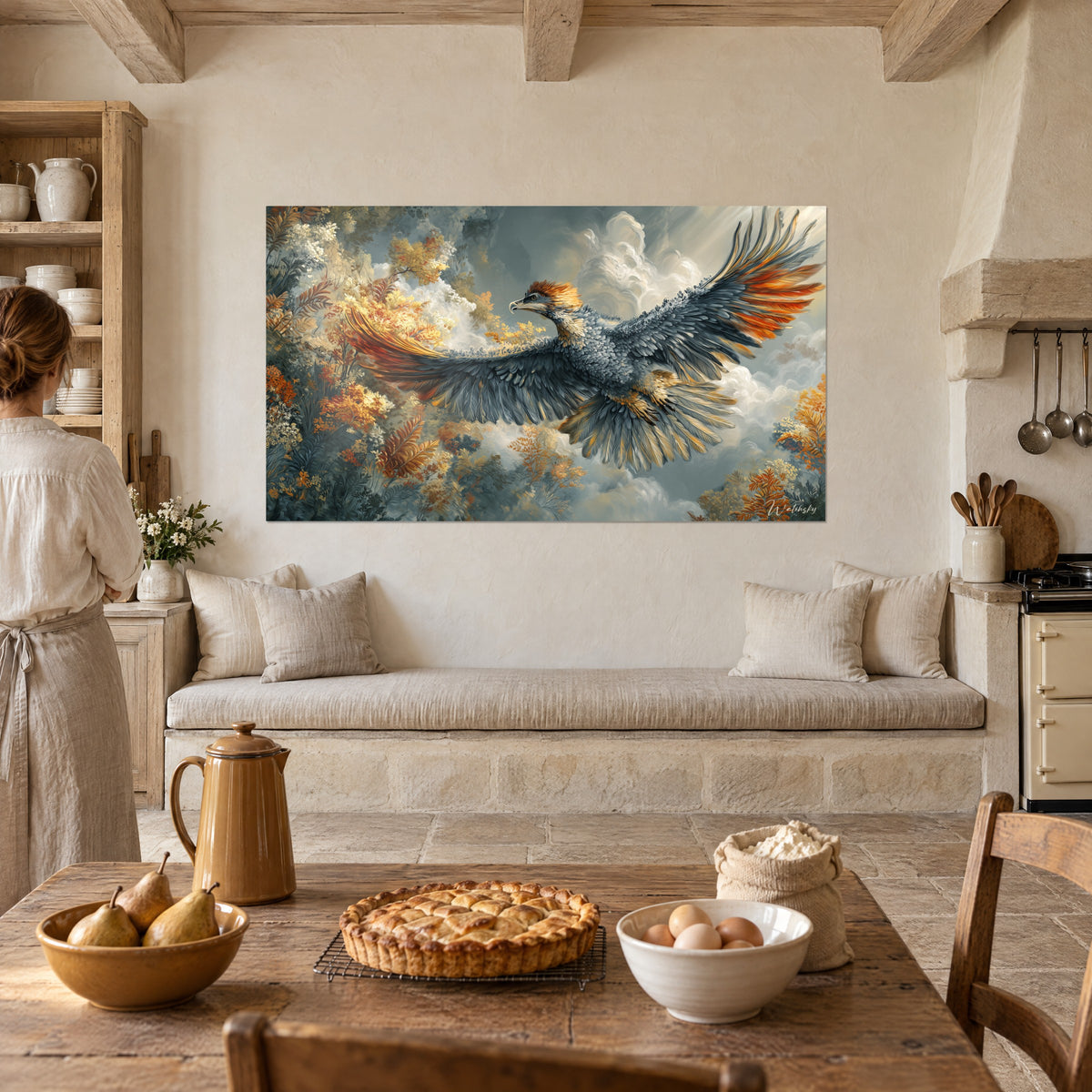 Quadro di un'aquila ancestrale con ali aperte, piumaggio grigio-azzurro e cresta ruggine, fogliame dorato, cucina in pietra e luce morbida