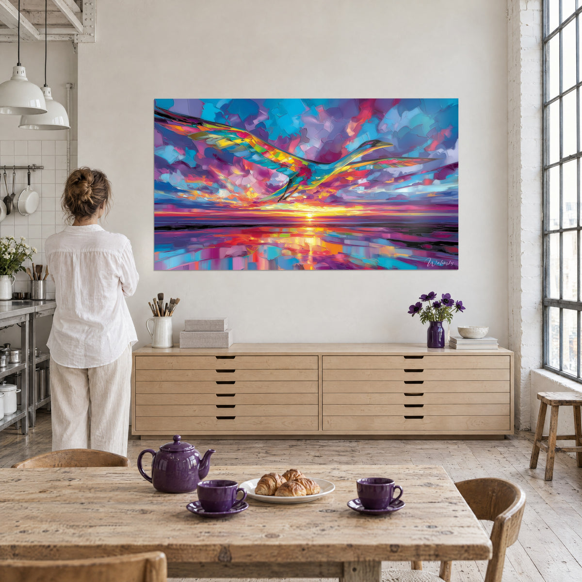 Schilderij veelkleurige albatros die zweeft boven een oranje en paarse weerspiegeling, dikke spatelstreken, twee figuren van achteren in een loft