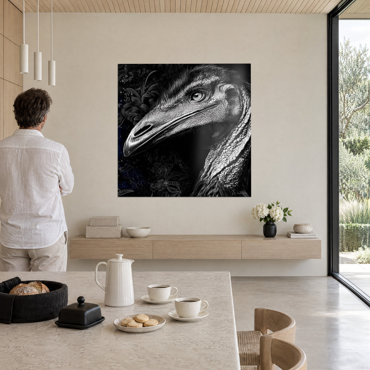 Gemälde eines antiken Vogels, blasses Auge, eingravierte schwarz-weiße Federn, Mann im weißen Hemd von hinten, große Fensterfront