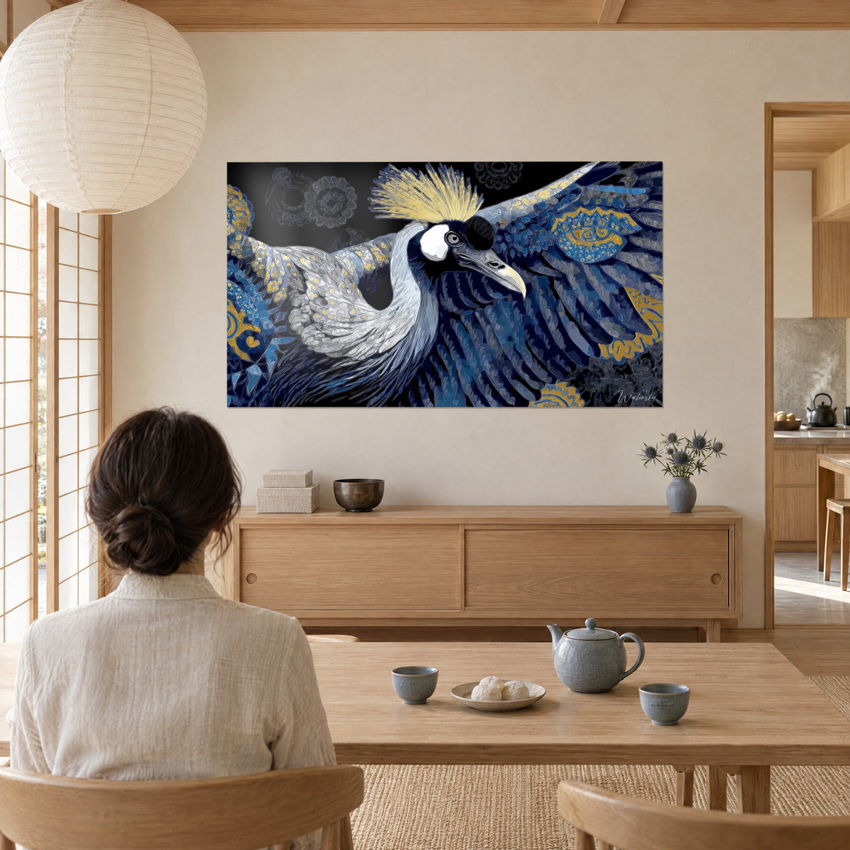 Schilderij majestueuze vogel met ivoorkleurige snavel, koningsblauw en parelwit verenkleed, gouden arabesken, tegenover een vrouw van achteren met haar theepot