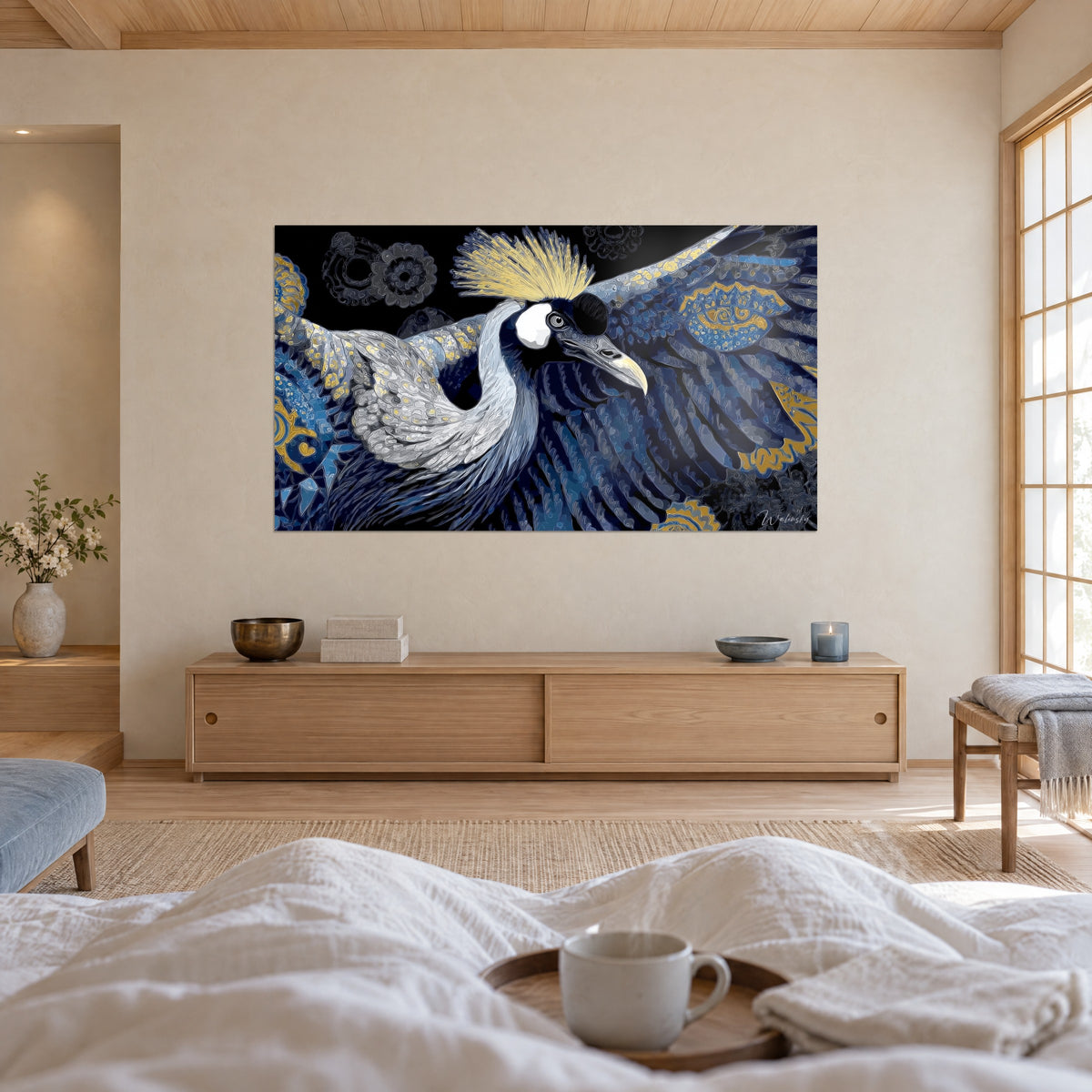 Schilderij steltloper met gele kuif en open vleugels, indigo en zilver verenkleed, okerkleurige motieven, boven een bed in een lichte slaapkamer