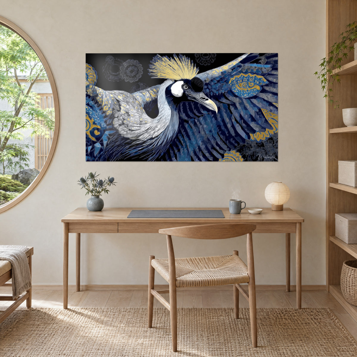 Schilderij kraanvogel met kobaltblauwe, goudgerande vleugels, witte halskraag, beige muur boven een bureau van licht hout en een ronde raam
