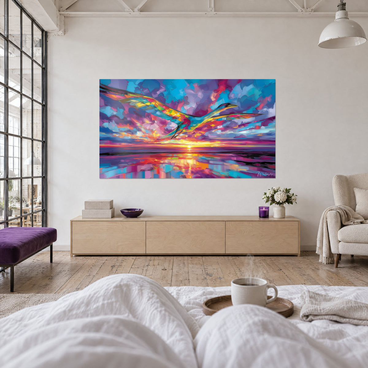 Schilderij steltvogel in volle vlucht, gele en turquoise veren, paarse en roze lucht, boven een bed in een lichte slaapkamer