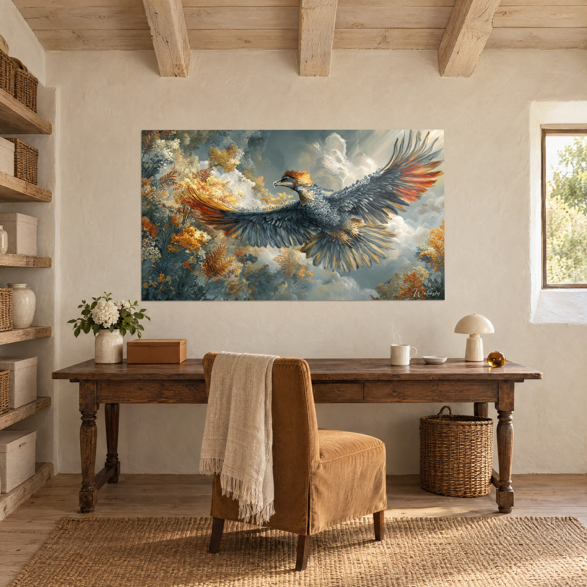 Quadro di un uccello colossale con penne di volo arancioni e grigio perla, fiori ocra e nuvole, appeso sopra una scrivania in legno antico