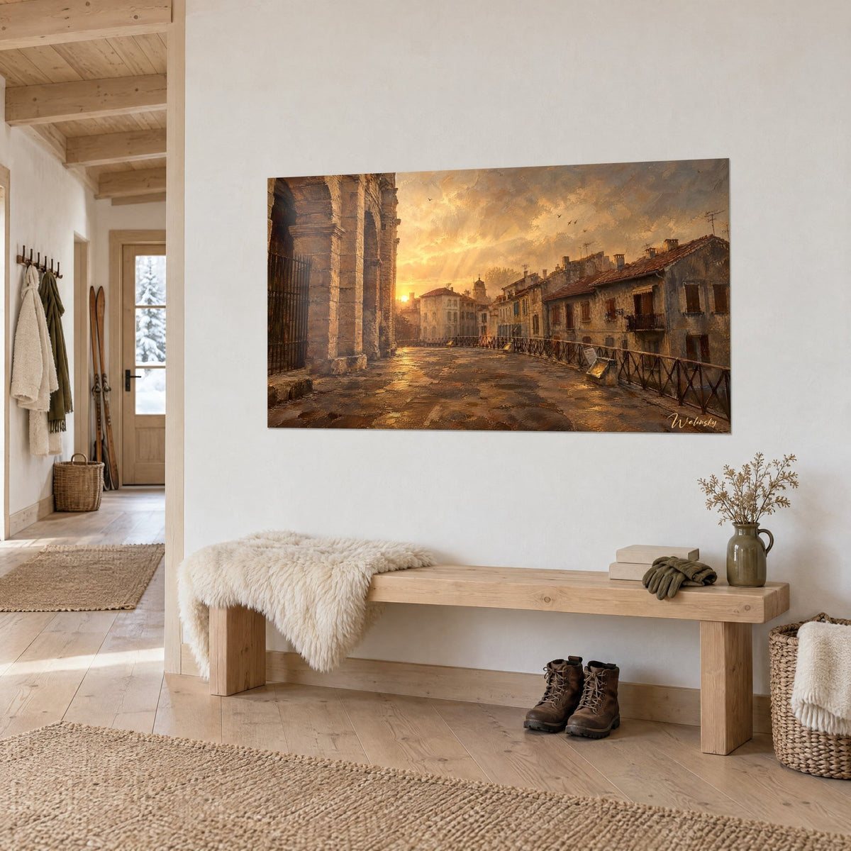 Schilderij amfitheater met bogen van blonde steen, amberkleurige lucht en zwart smeedijzeren leuning, boven een houten bank in de entree van een chalet