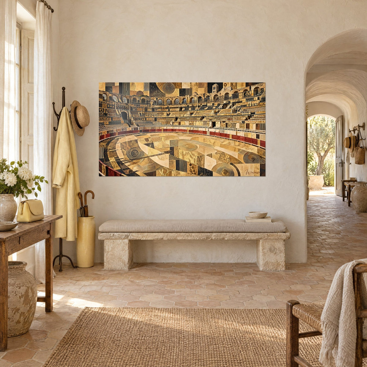 Tableau arènes d'Arles en patchwork d'or et de noir, spirales concentriques et arcades, accroché de trois-quarts près d'une banquette en pierre