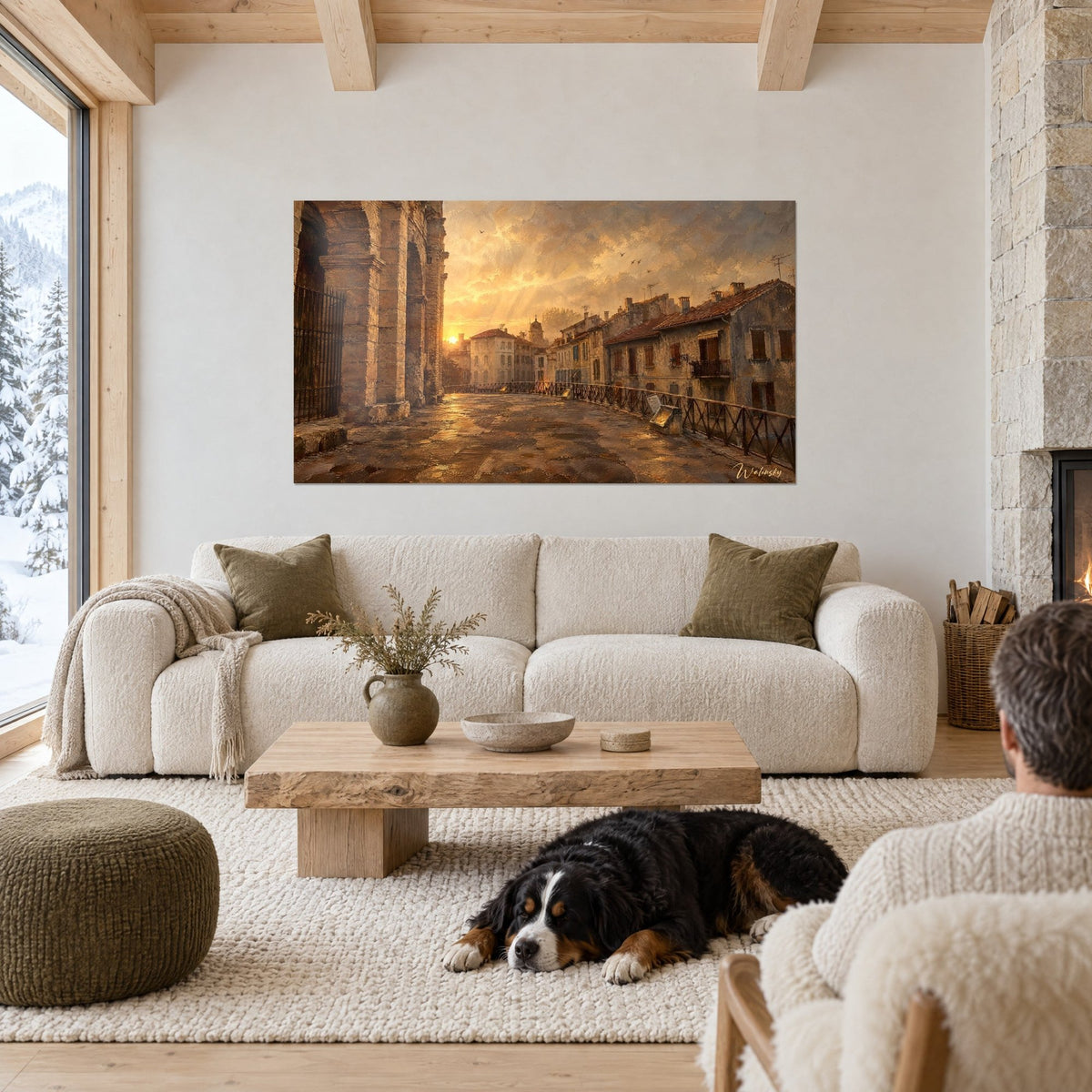 Schilderij Romeinse arena van Arles goudkleurig in de opkomende zon, okerkleurige kasseien, oranje wolken, zwarte hond liggend, boven een bank in een lichte woonkamer