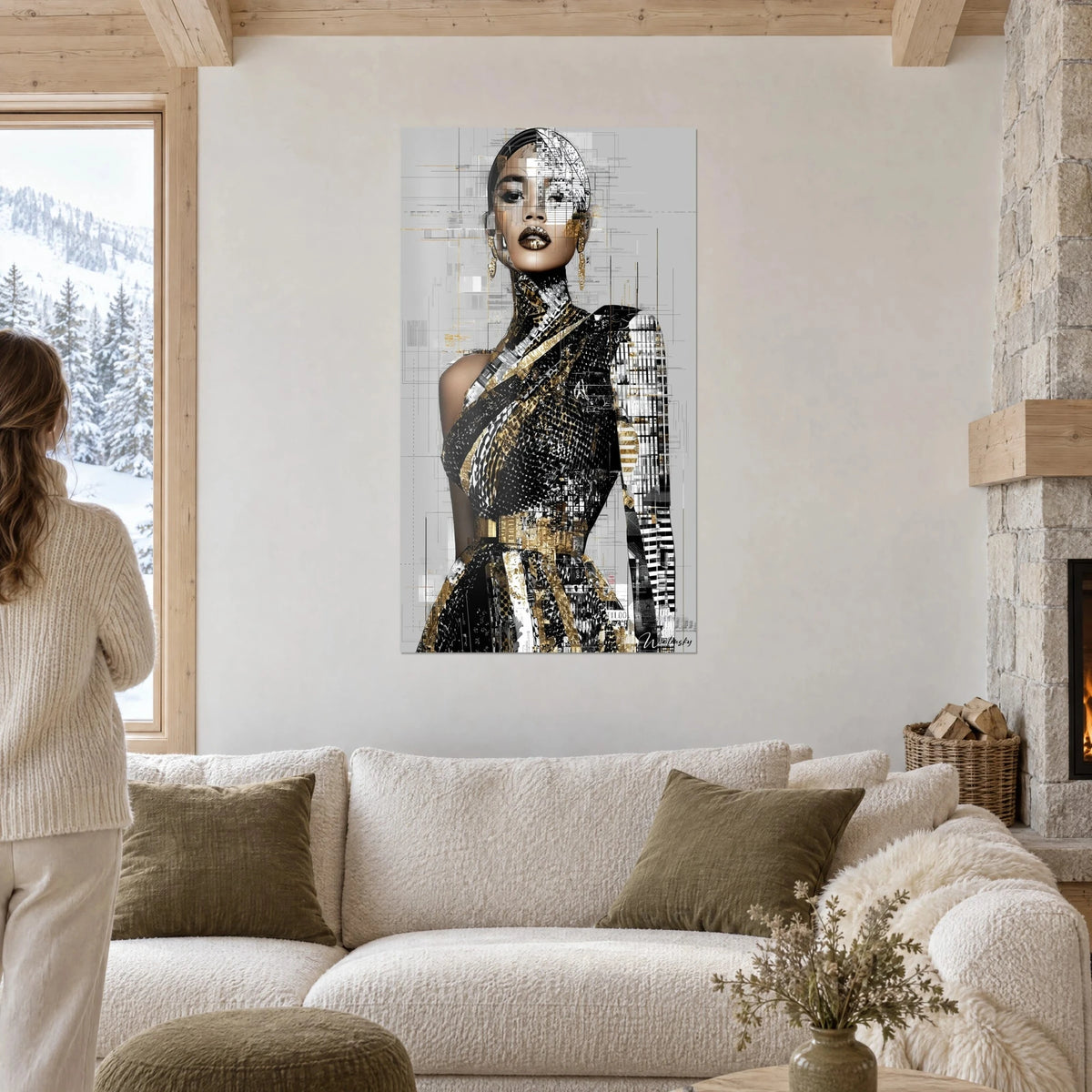 Quadro modella con abito a squame nere e oro su fondo grigio, labbra dorate, sopra un divano in un soggiorno luminoso