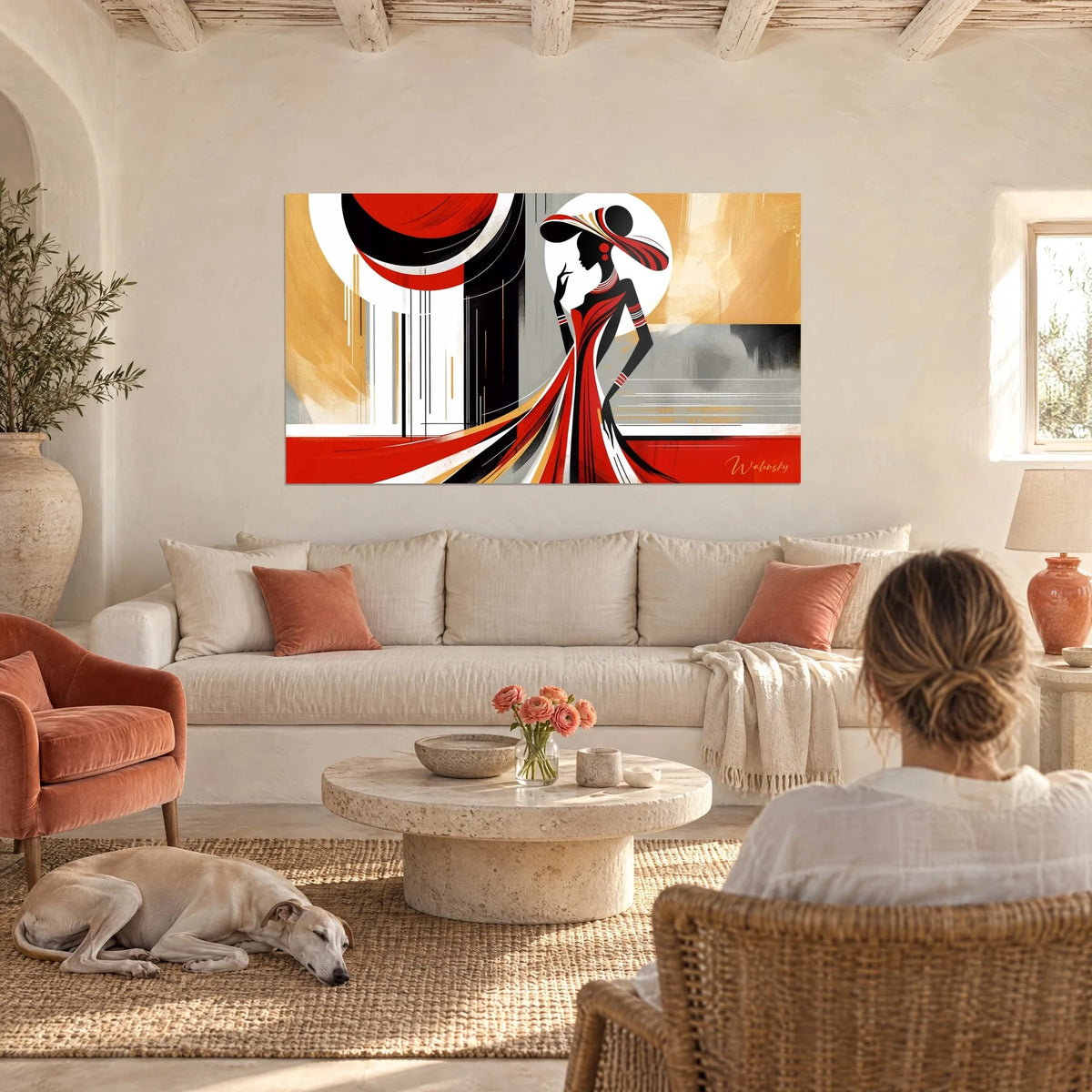 Tableau élégante silhouette noire au chapeau rouge, robe écarlate et ocre doré, au-dessus d'un canapé dans un salon lumineux