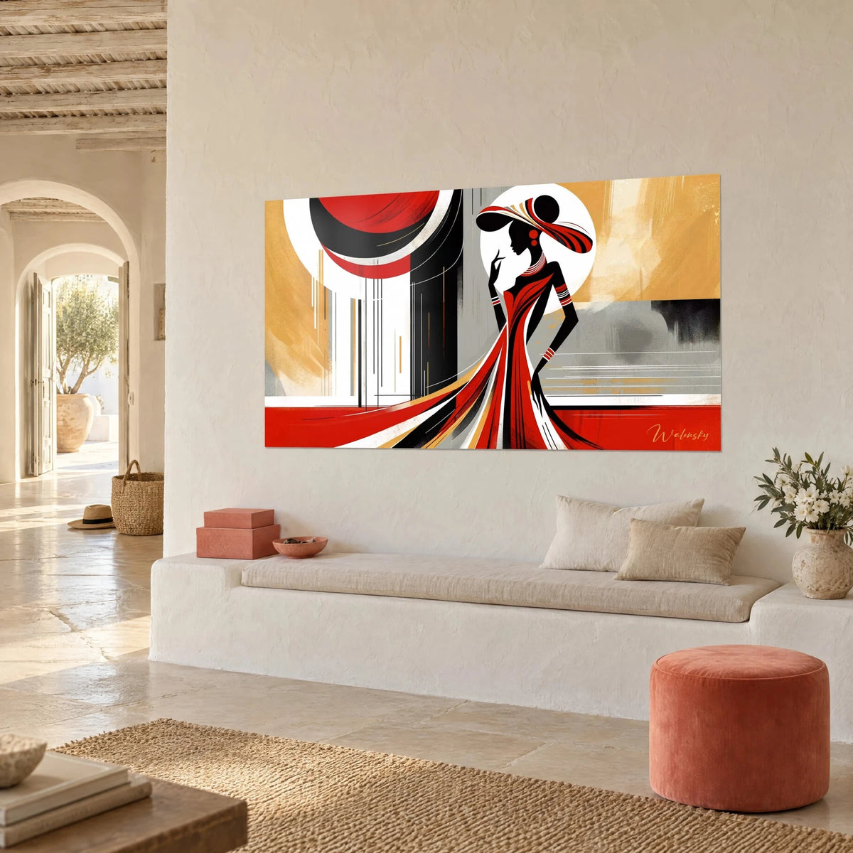 Tableau femme stylisée en robe pourpre fluide, disque blanc et fond moutarde, vue de trois-quarts dans une maison méditerranéenne