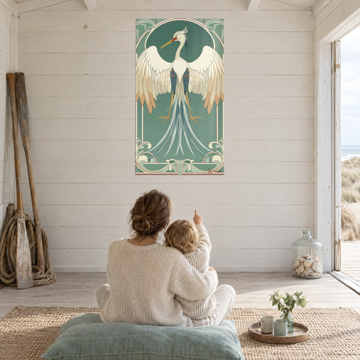 Cuadro garceta con las alas de marfil desplegadas, penacho azul plateado sobre fondo verde salvia, pared de tablones blancos de una casa de playa